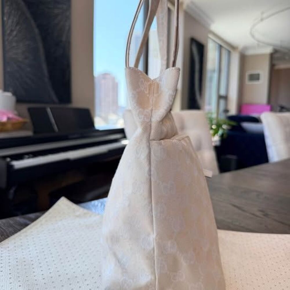 💗 Authentic Beige and Cream Gucci Monogram GG Canvas leather tote with pockets - Picture 2 of 10